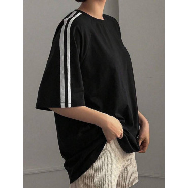 تيشرت اسود بخطوط بيضاء 