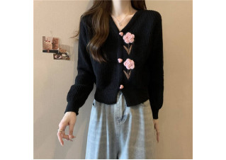 جاكيت حياكه ورد اسود